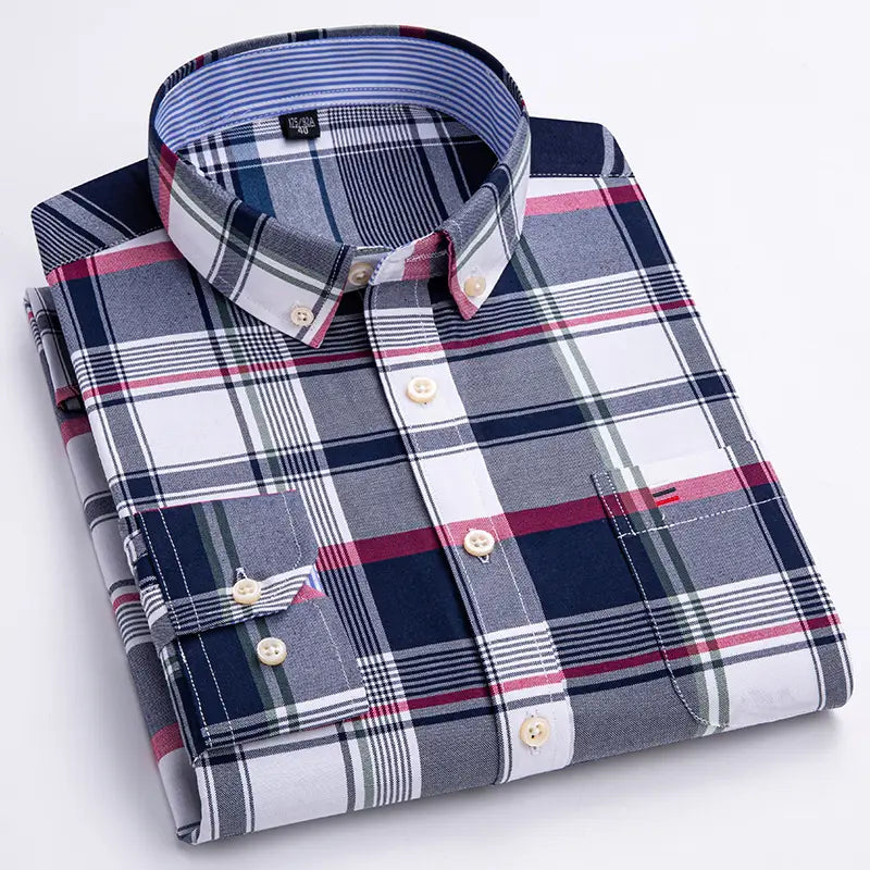 Chemise oxford à carreaux en coton, grande taille pour homme, pliée avec soin, en gris marine, blanc et bordeaux, avec des boutons en tissu assortis.