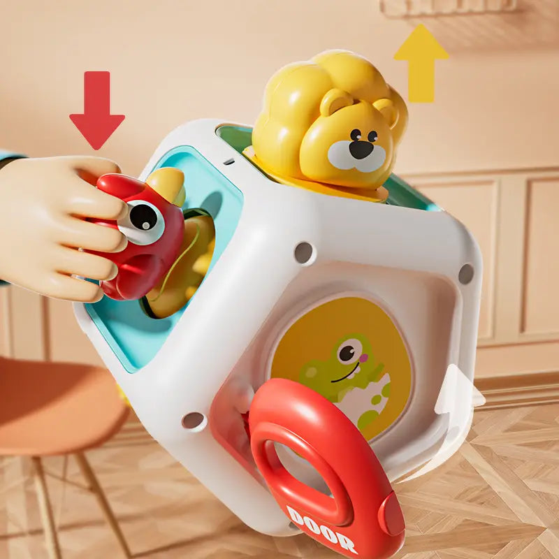 Jouet de voyage cube d’occupation Montessori : cube d’activités pour bébé en plastique blanc, avec des insertions colorées à thème d’animaux, notamment un lion jaune, un poisson rouge et une grenouille verte.