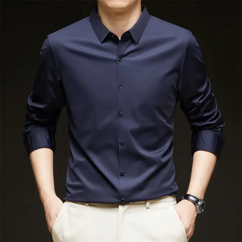 Camisa de vestir para hombre sin arrugas color azul marino, con mangas largas, cuello clásico y parte delantera abotonada.