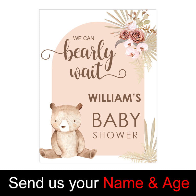 Un letrero de bienvenida personalizado para baby shower que presenta una ilustración en acuarela suave y beige de un osito de peluche, con hocico blanco y ojos negros, sentado sobre un fondo rosa empolvado con acentos florales.