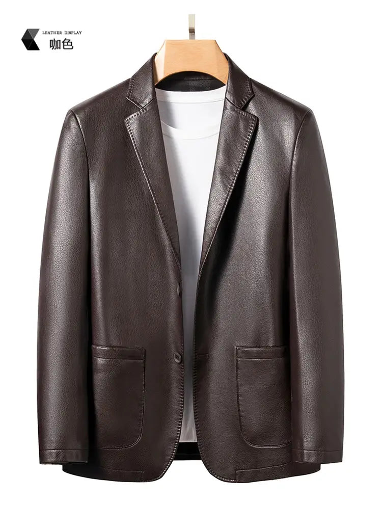 Blazer en simili cuir marron foncé pour homme, coupe ajustée et deux poches avant, adapté au port en hiver.