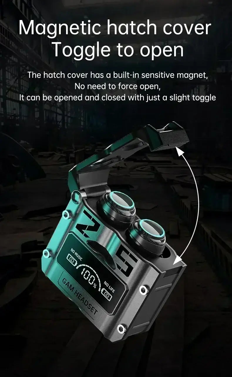 Estuche de carga con tapa tipo compuerta magnética negro y teal para auriculares inalámbricos Bluetooth 5.3, con dos perillas de control circulares y acentos verdes luminosos para un uso duradero.