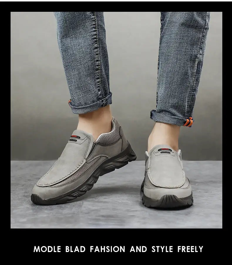 Herren-Lederschuhe im lässigen Stil mit grauem strukturiertem Obermaterial und schwarzen Gummisohlen.