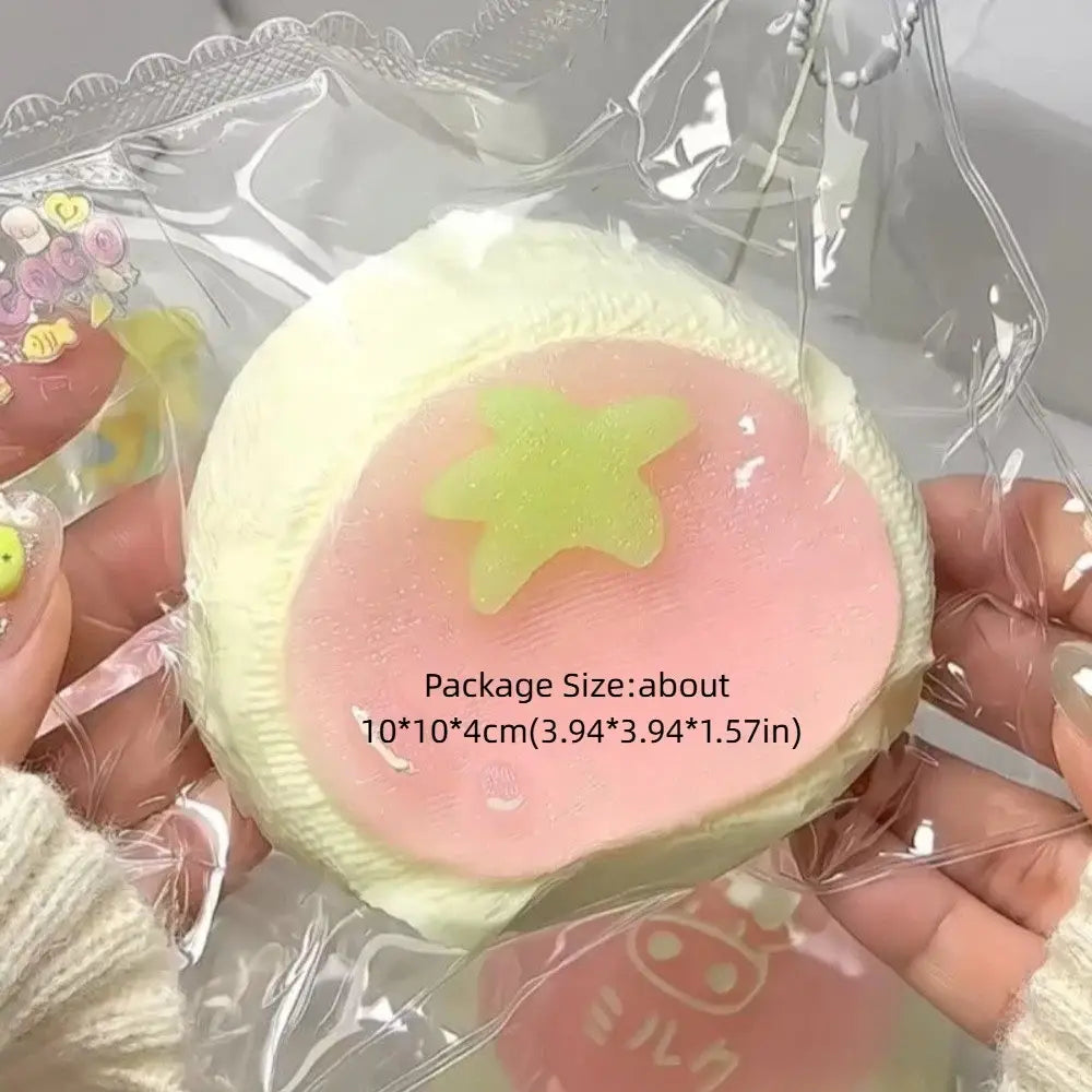 Un jouet antistress « squeeze » en rose pastel doux et jaune pâle, qui remonte lentement, de type dessert kawaii sensoriel, comportant un motif en étoile vert citron scintillant.