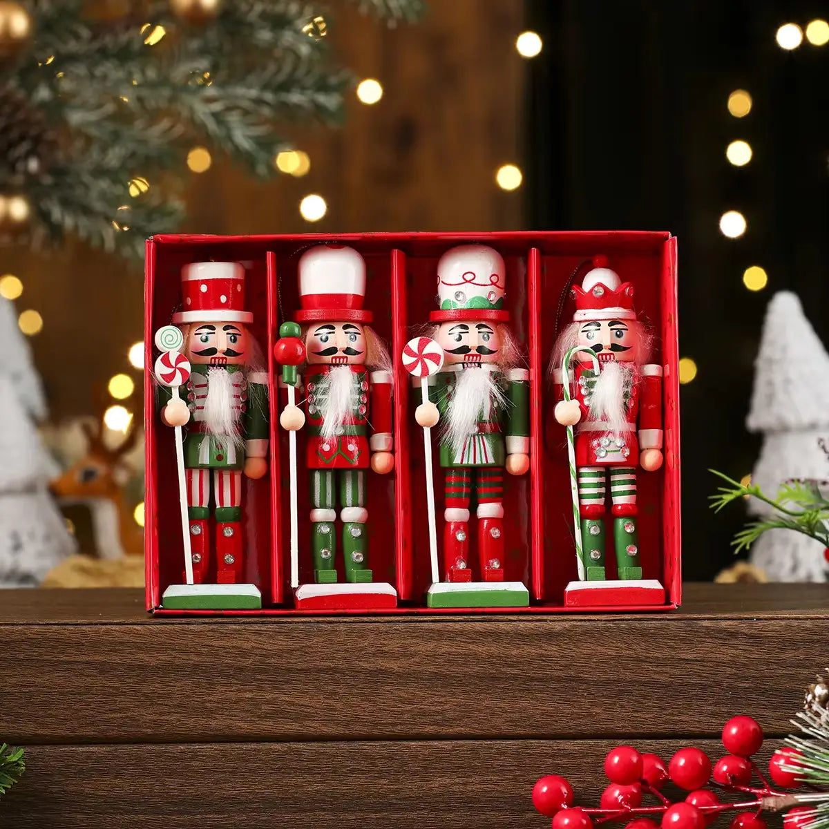 Cuatro figurines festivas de adorno para árbol de Navidad de cascanueces de madera en rojo y verde, con barbas blancas, que sostienen bastones de caramelo y piruletas, vistos de frente.