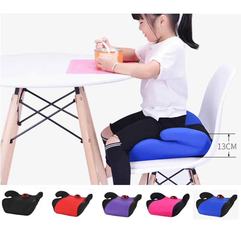 Kinder-Autobuster-Sitzkissen für Kinder im Alter von 3 bis 12 Jahren mit blauem und schwarzem ergonomischem, konturiertem Design für Komfort.