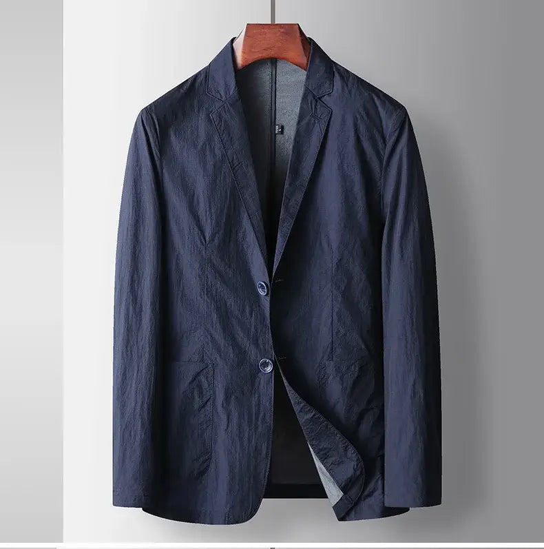 Dunkelblaue leichte Herren-Polyester-Blazer-Anzugjacke mit dezent strukturiertem Stoff und zwei Knöpfen vorne für den Freizeitgebrauch.