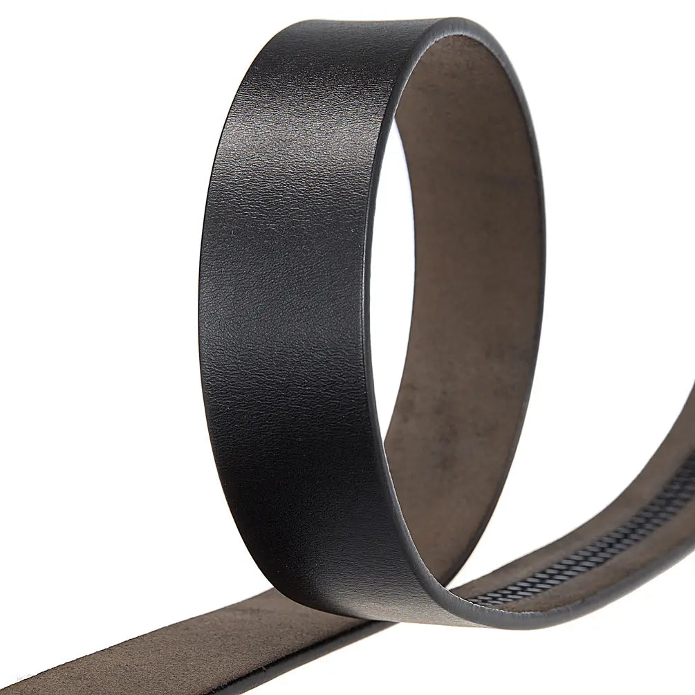 Ceinture en cuir noir à cliquet pour homme, avec une surface lisse légèrement texturée et des surpiqûres visibles le long du bord, conçue comme une sangle sans trous de 3,5 cm de large.