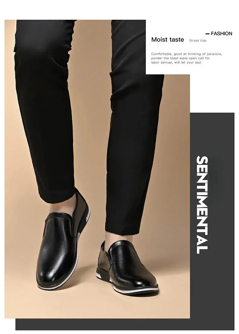 Mocasines tipo slip-on de cuero negro con un acabado brillante y elegante y suelas blancas contrastantes, diseñados como zapatos de conducción casuales de cuero para hombre tipo slip-on.