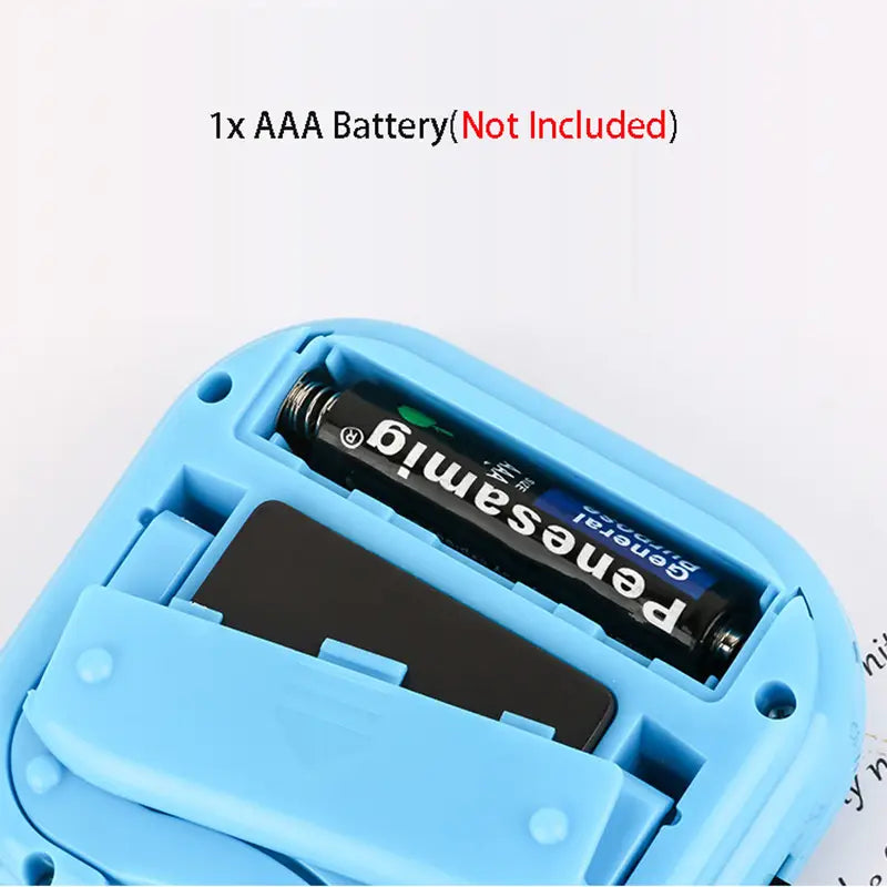 Hellblaue Kunststoff-Digitalküchenuhr mit magnetischer Countdown-Uhr und einer eingesetzten schwarzen AAA-Batterie im rückwärtigen Batteriefach.
