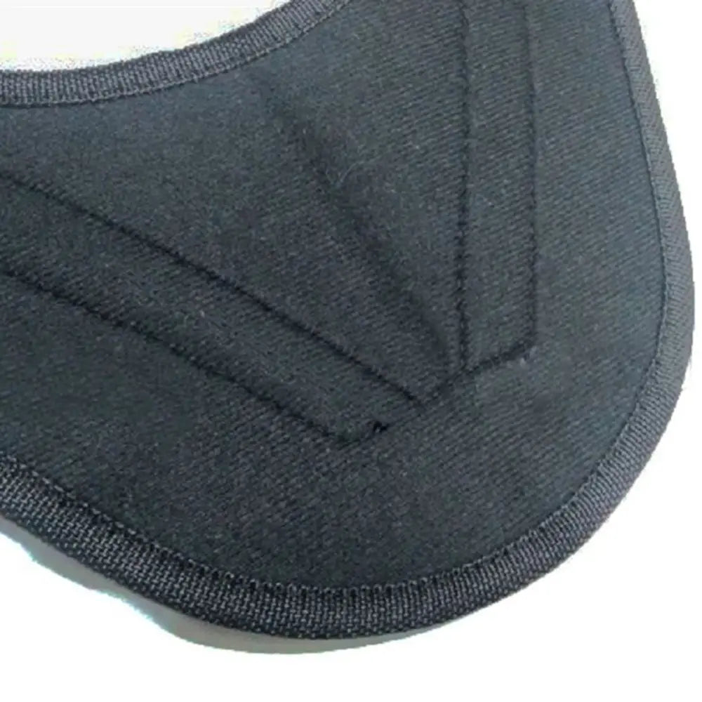 schwarze Stoff-Gesichtsmaske mit verstärkten Nähten und elastischem Rand, dargestellt als Teil eines Bauchmuskel-Crunch-Riemen-Gym-Anbau-Sets