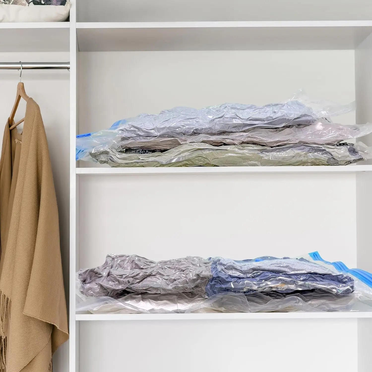 transparente Vakuum-Aufbewahrungsbeutel mit blauen Schließstreifen, die gefaltete Kleidung für eine effiziente Vakuumaufbewahrung von Kleidung und Decken enthalten.