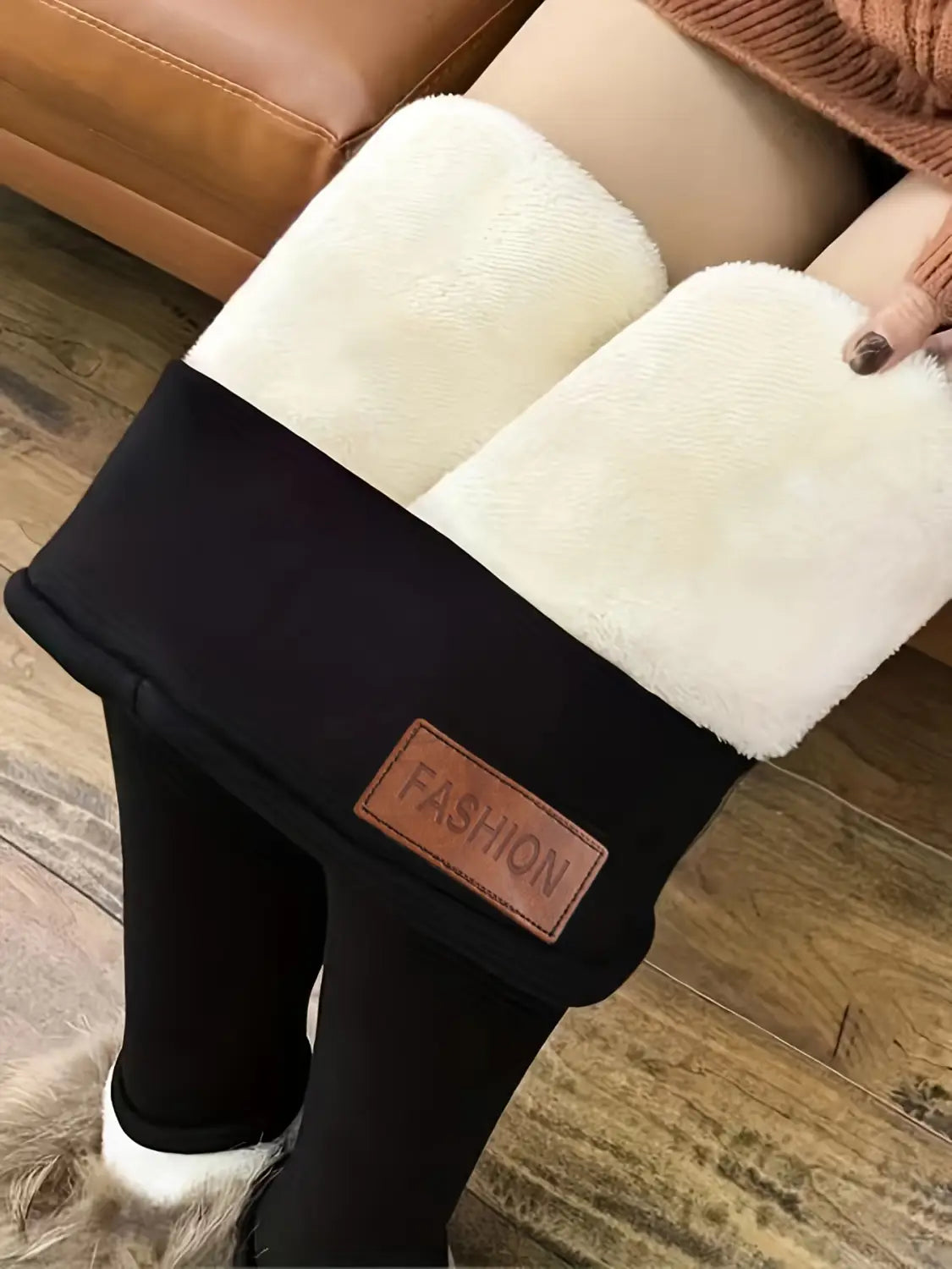 leggings noirs taille haute doublés en polaire thermique avec revers en fausse fourrure blanche duveteuse et empiècement en cuir brun fashion