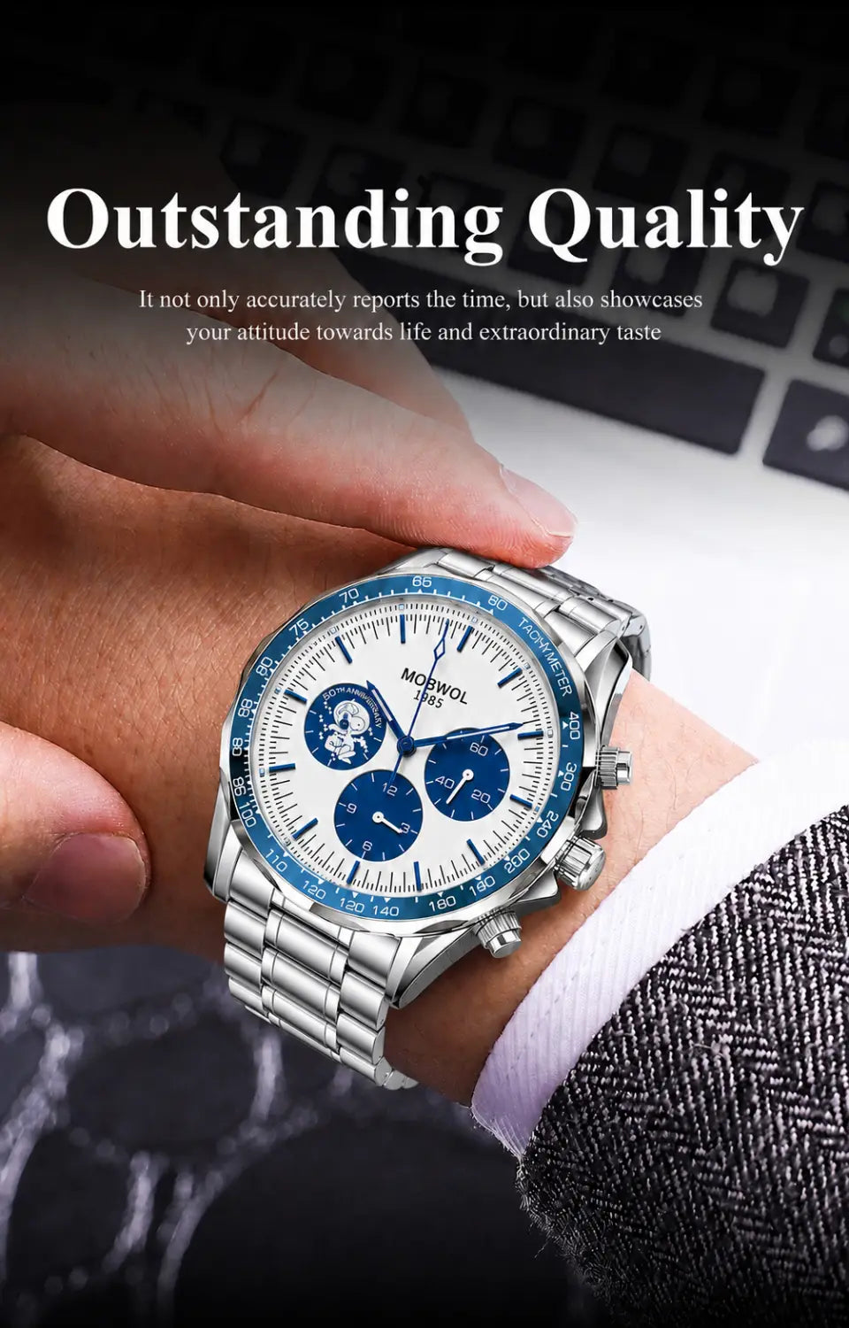Herren-Silber-Chronograph-Quarzarmbanduhr aus Edelstahl mit weißem Zifferblatt und blauen Akzenten auf Lünette und Hilfszifferblättern, mit drei kleineren Zifferblättern für die Stoppuhrfunktion.