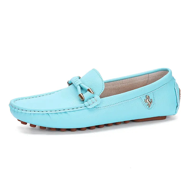 Les chaussures à enfiler habillées en cuir se portent sans effort avec des chaussures décontractées en cuir bleu clair, avec un emblème équestre ton or et des détails de gland assortis.