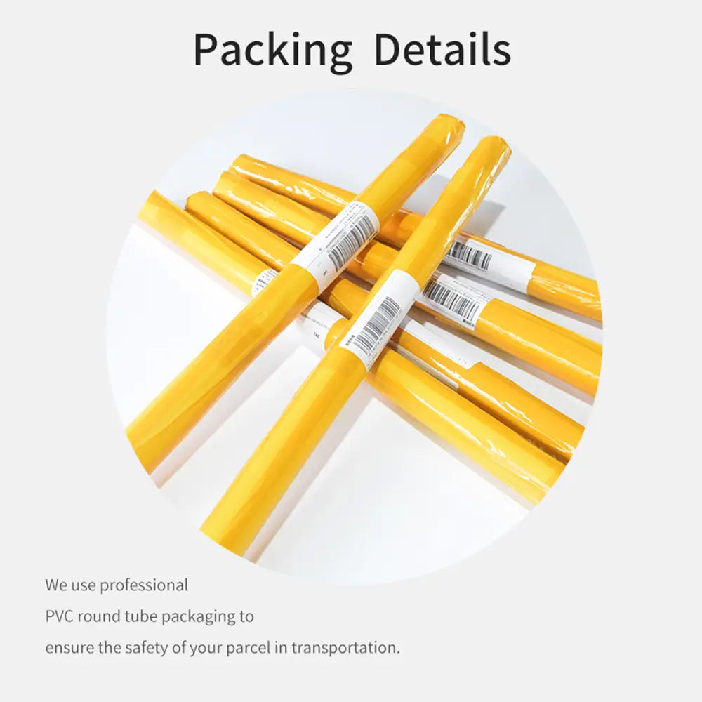 Des tubes ronds en PVC jaune enveloppés dans un film plastique transparent avec des étiquettes blanches comportant des codes-barres pour l’emballage d’un autocollant-sticker d’affiche murale étanche de type classique animé Nana.