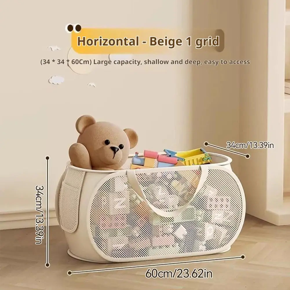 Beiger Mesh-Spielzeug-Aufbewahrungskorb mit weißen Griffen und einer Seitentasche, ausgelegt als zusammenklappbarer Wäschekorb für eine große Aufnahmekapazität.