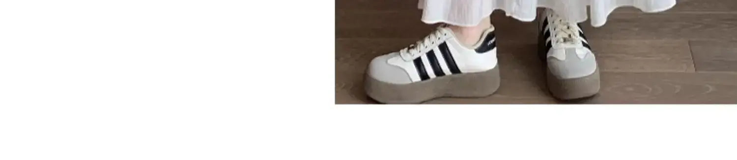 Jupe longue maxi plissée à volants superposés blanche associée à des baskets à plateforme Adidas blanches, avec un motif de trois bandes noires et des semelles épaisses marron