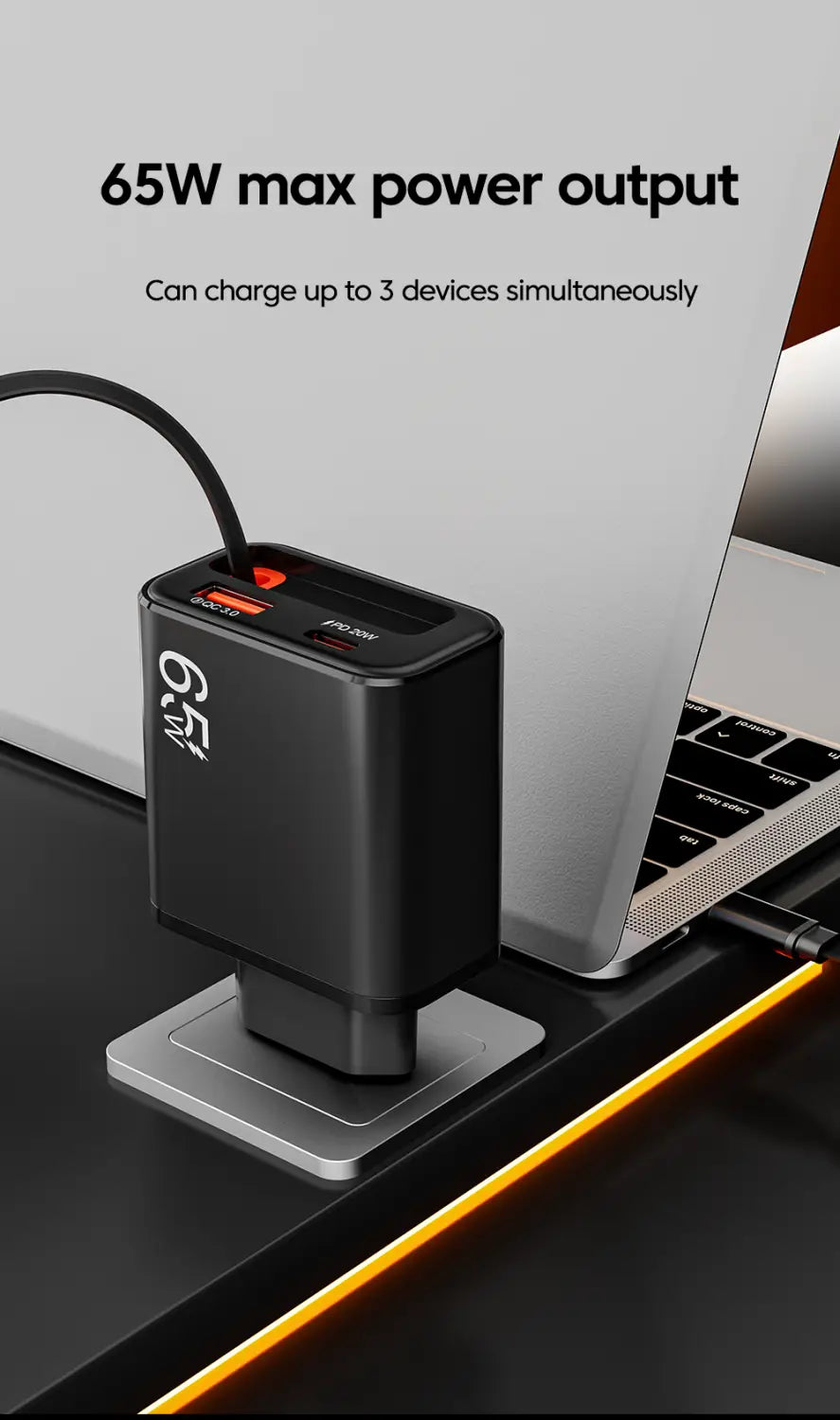 Cargador rápido rectangular para teléfono en color negro de 65 W con USB-C, cable retráctil, luz indicadora roja y base plateada, diseñado para cargar simultáneamente hasta tres dispositivos.