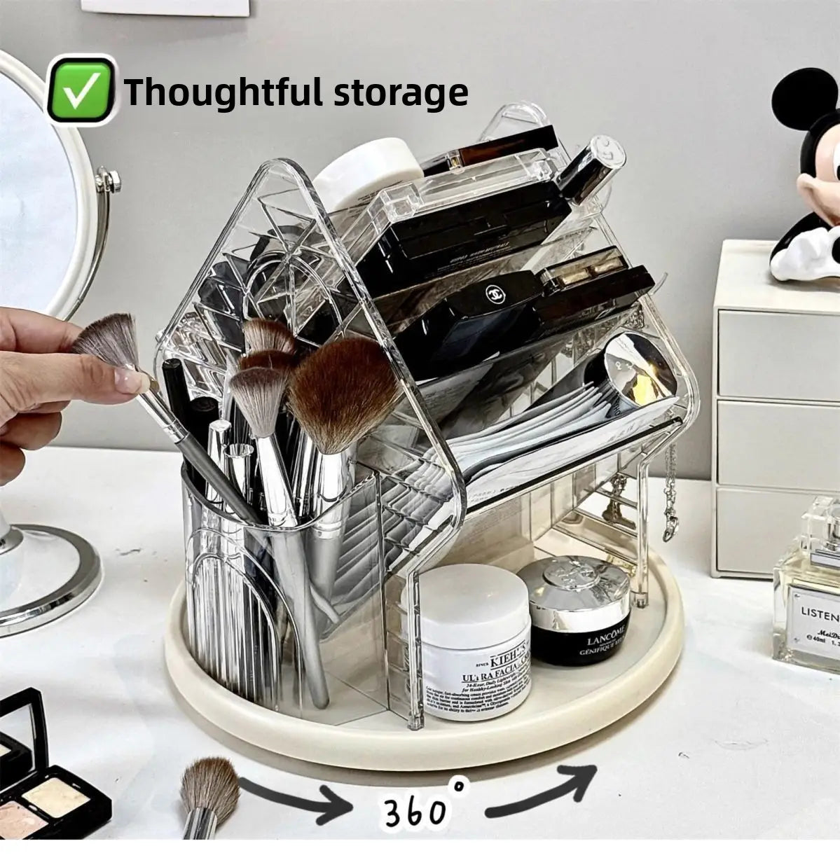 Organisateur de maquillage en acrylique transparent rotatif, avec une base rotative à 360 degrés et plusieurs compartiments pour les pinceaux, les flacons et les cosmétiques.