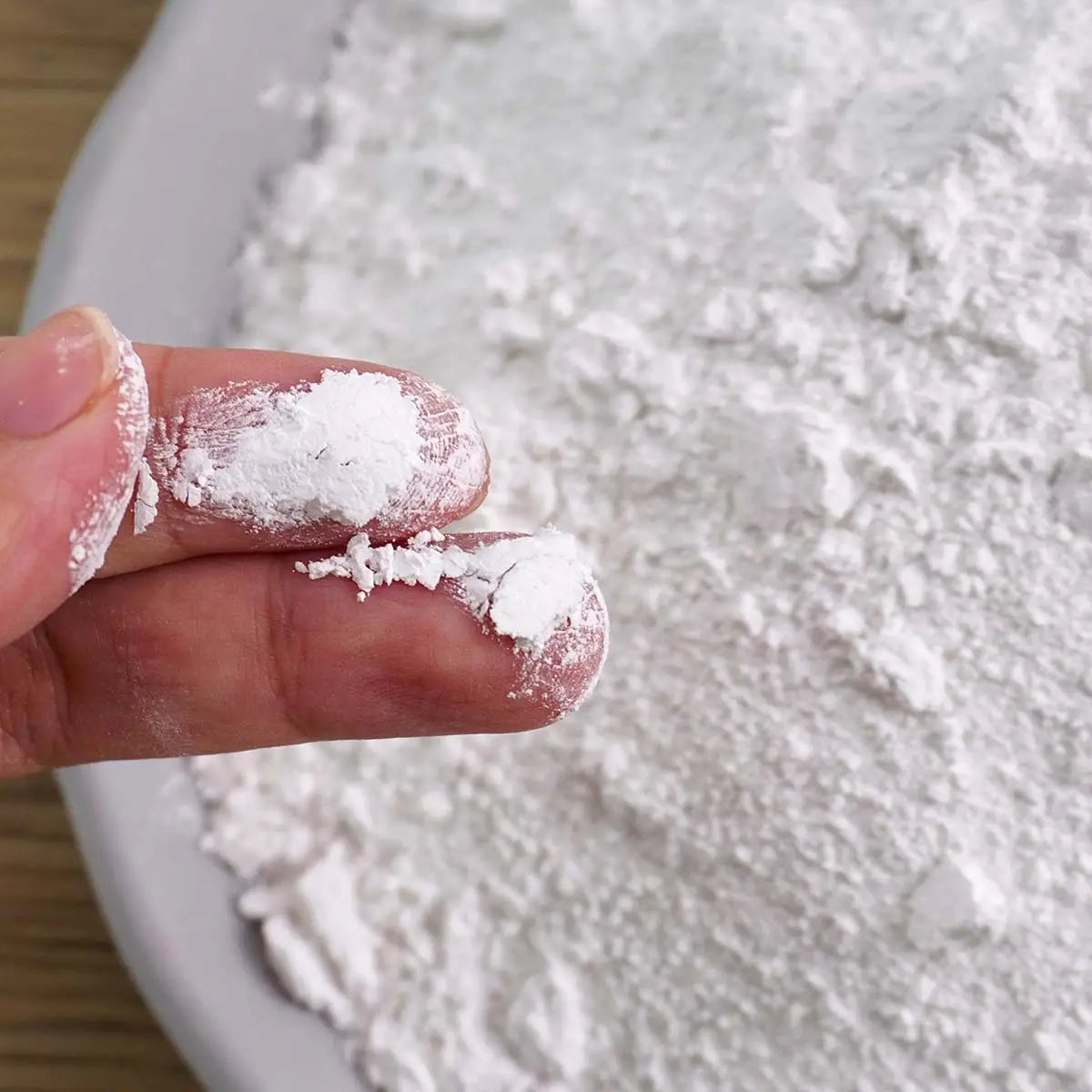 Gipsformguss-Pulver in feiner, flauschiger weißer Pulverform, geeignet für DIY-Bastelarbeiten.