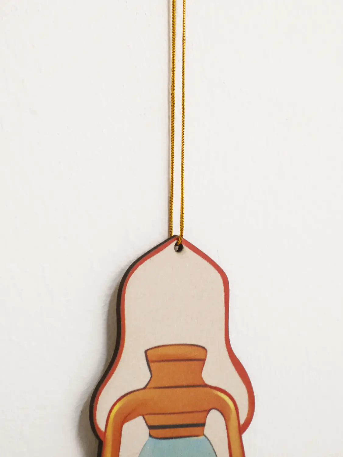 Un ambientador colgante de madera con forma de farol de luna estrella de estilo moderno, con diseño naranja y azul para decoración de pared de Ramadán islámico.