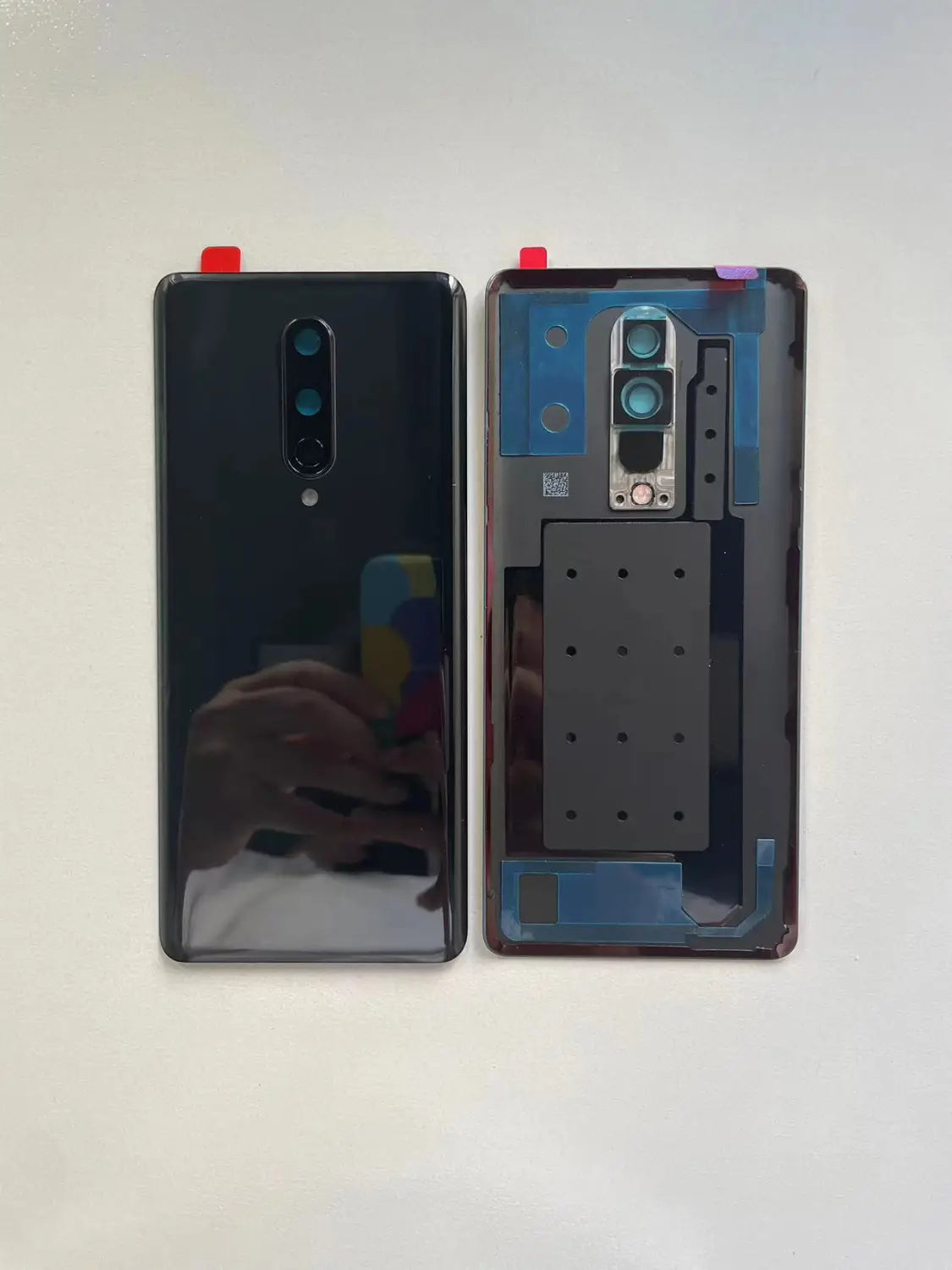 schwarze, glänzende Rückseitenverkleidung für das Xiaomi Mi 10 Pro-Smartphone mit einem vertikalen Triple-Kamera-Modul mit blauen Akzenten und einem Fingerabdrucksensor darunter, konzipiert als Akkufachabdeckung aus hochwertigem Gorilla-Glas für Oneplus 8