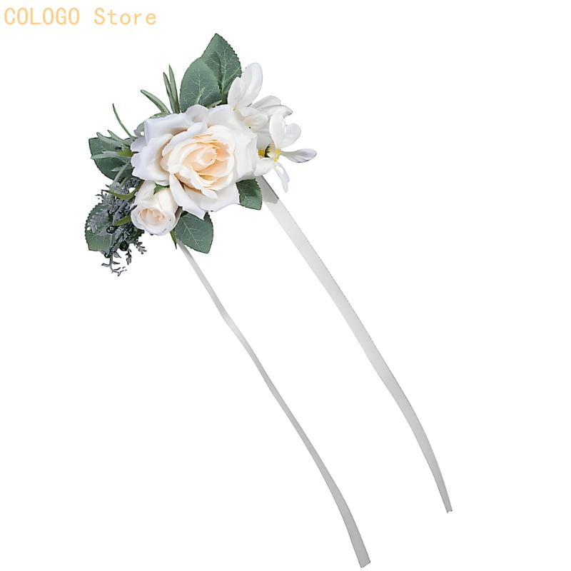 Elegante weiße und cremefarbene Hochzeitsrosen-Boutonniere aus Seidenblumen, Zubehör mit künstlichen Blumen, grünem Blattwerk sowie zwei schmalen Satinbändern zur Befestigung.