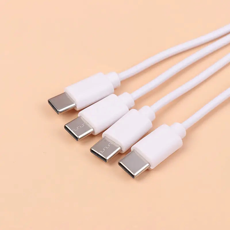 メタリックなUSB-Cコネクタ付きのホワイト急速充電ケーブル4本セット。効率的な充電用途に、長さ20cmです。