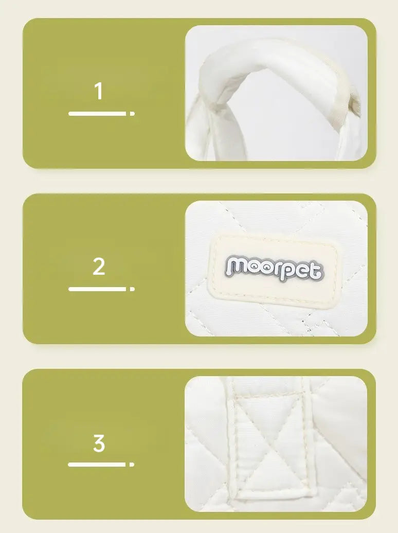 Bolsa transportín acolchada blanca para mascotas con asa acolchada suave y una etiqueta discreta de la marca Moorpet, diseñada para gatos y perros pequeños.
