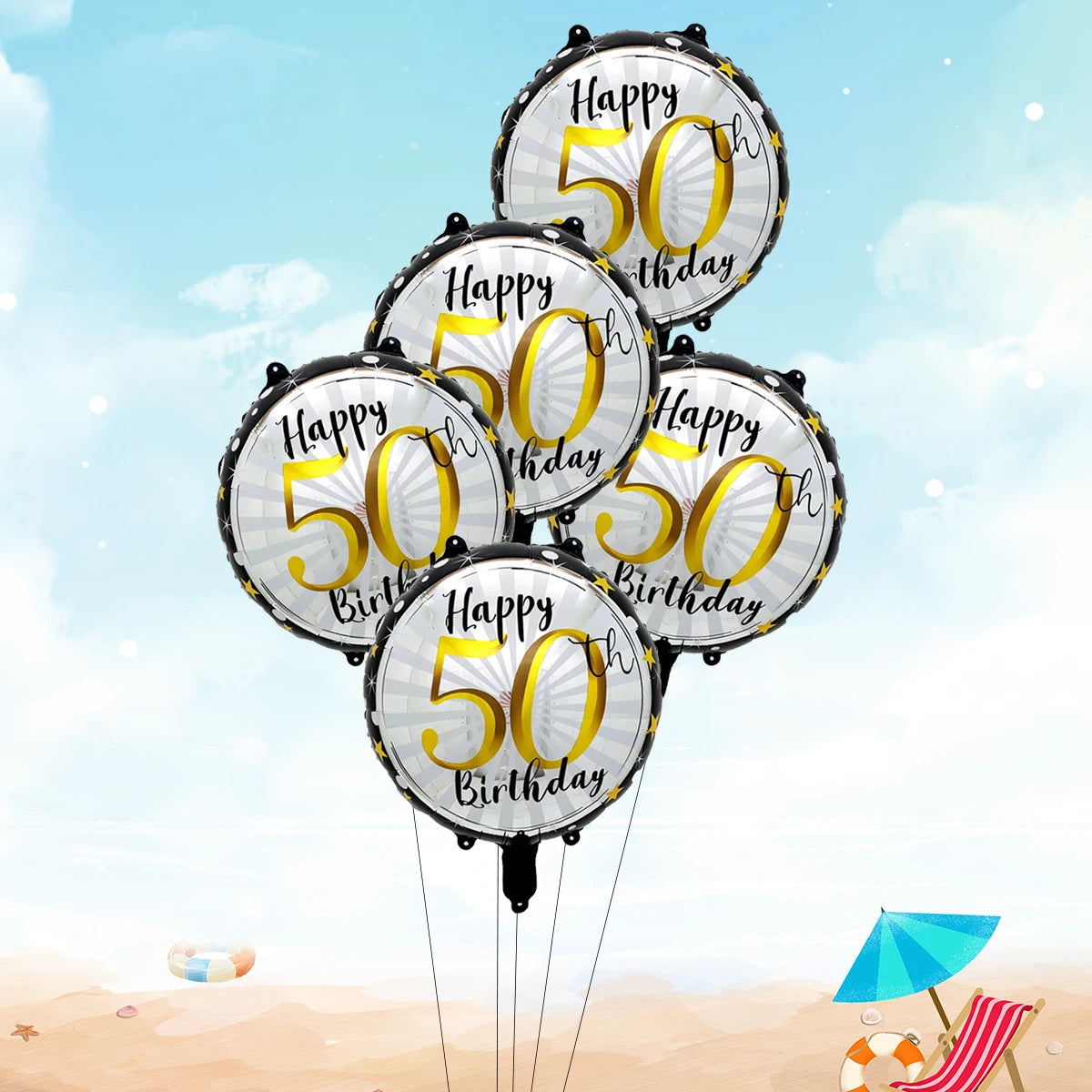 Cinq ballons ronds en feuille métallique blancs, avec le souhait « Joyeux 50e anniversaire » imprimé en or et noir, provenant de l’ensemble de ballons en feuille métallique pour anniversaire marquant de 5 pièces.