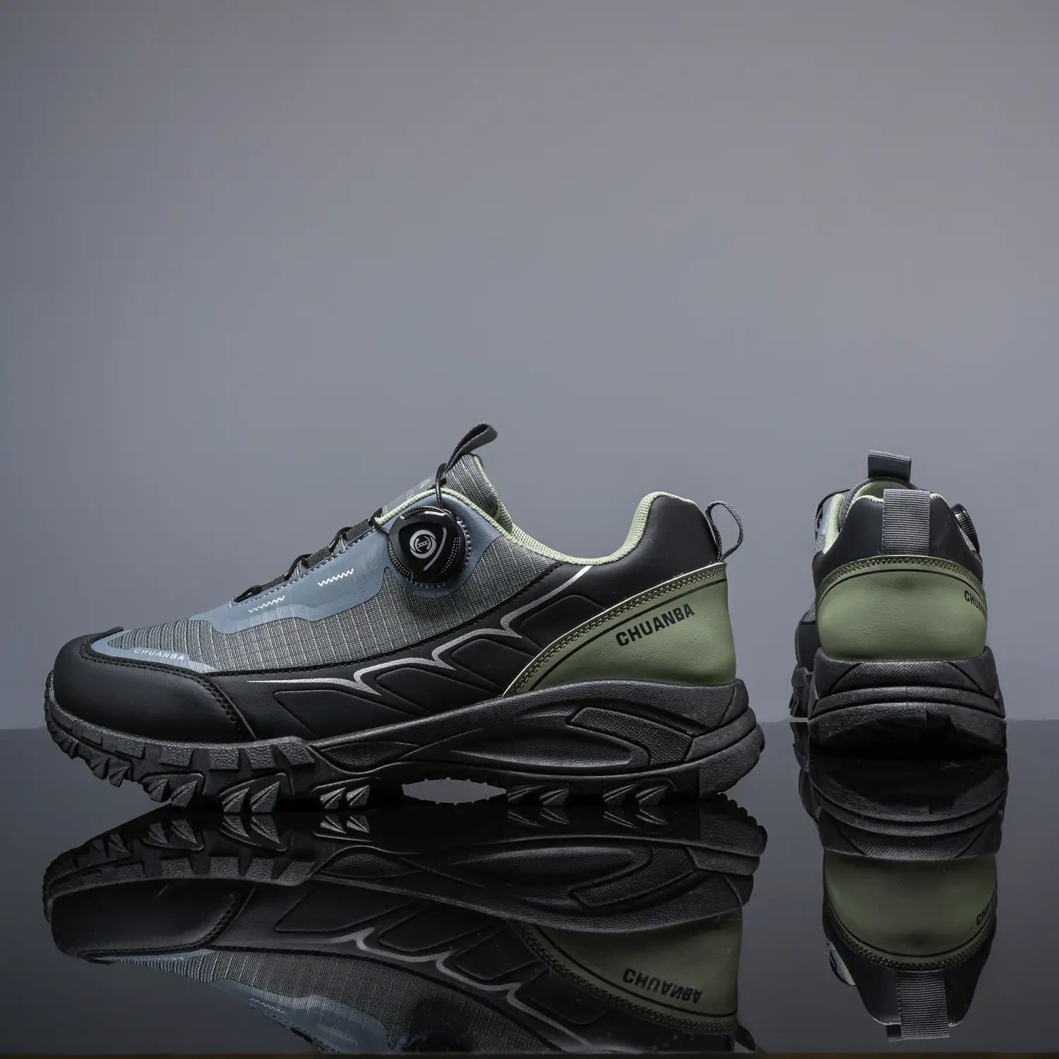 Chaussures de randonnée décontractées légères et respirantes pour hommes en noir et vert olive, avec tige en maille, semelle en caoutchouc et fermeture à boucle circulaire distinctive.