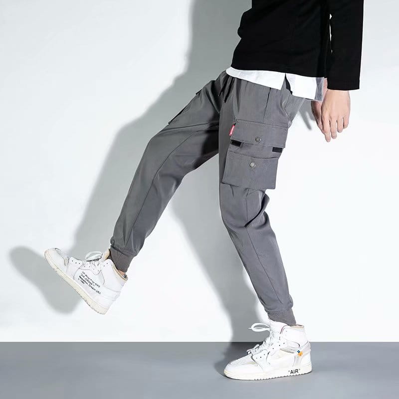 Schwarze Herren-Tactical-Cargo-Hosen in Grau mit mehreren Taschen und einer bequemen Passform, geeignet für Freizeit-Workwear und Joggen.