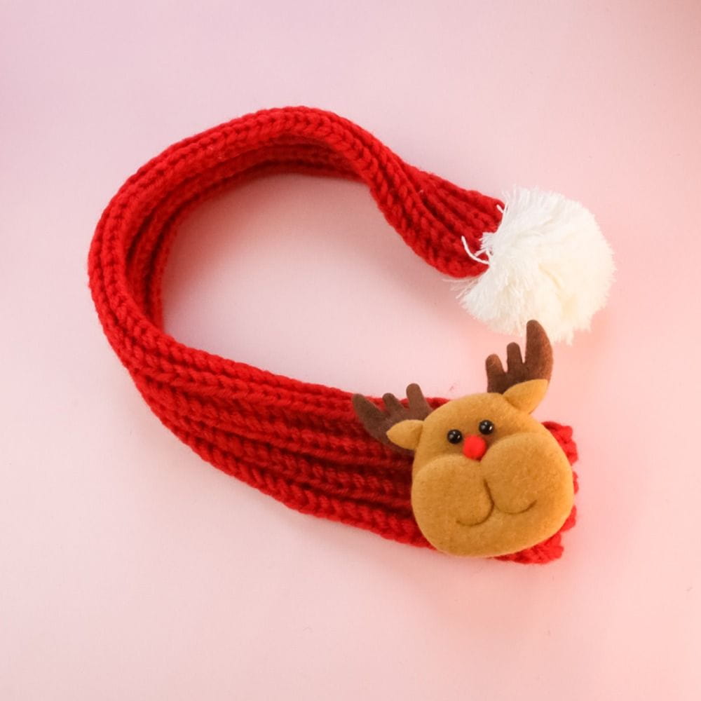 Chalina de Navidad para mascotas con diseño de cachorro y gatito tejida en vellón roja, con un encanto de reno esponjoso y pompón blanco.