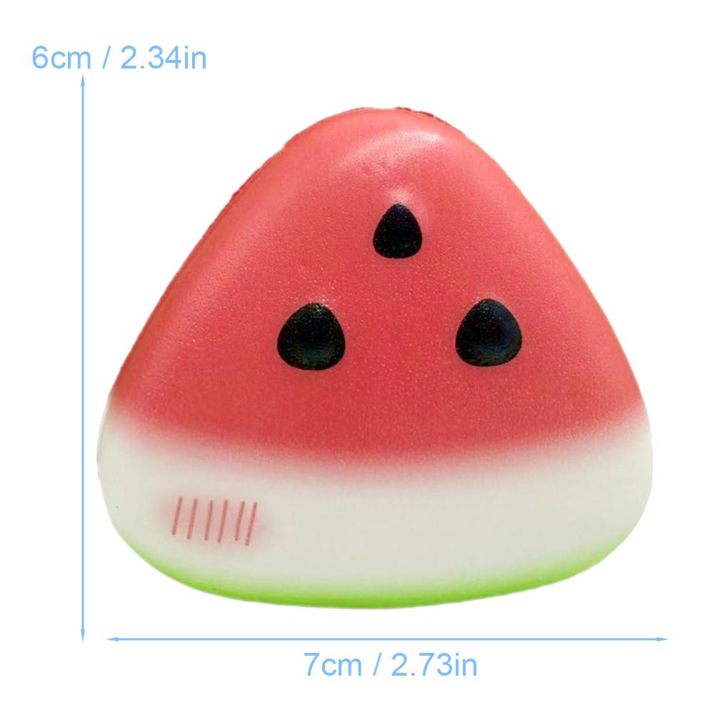 Ein rosa-weißer, dreieckiger Wassermelonen-förmiger Soft-Squeeze-Gegenstand zur langsamen Steigerung mit schwarzen Samendetails, entworfen als taktiler Stressabbau.