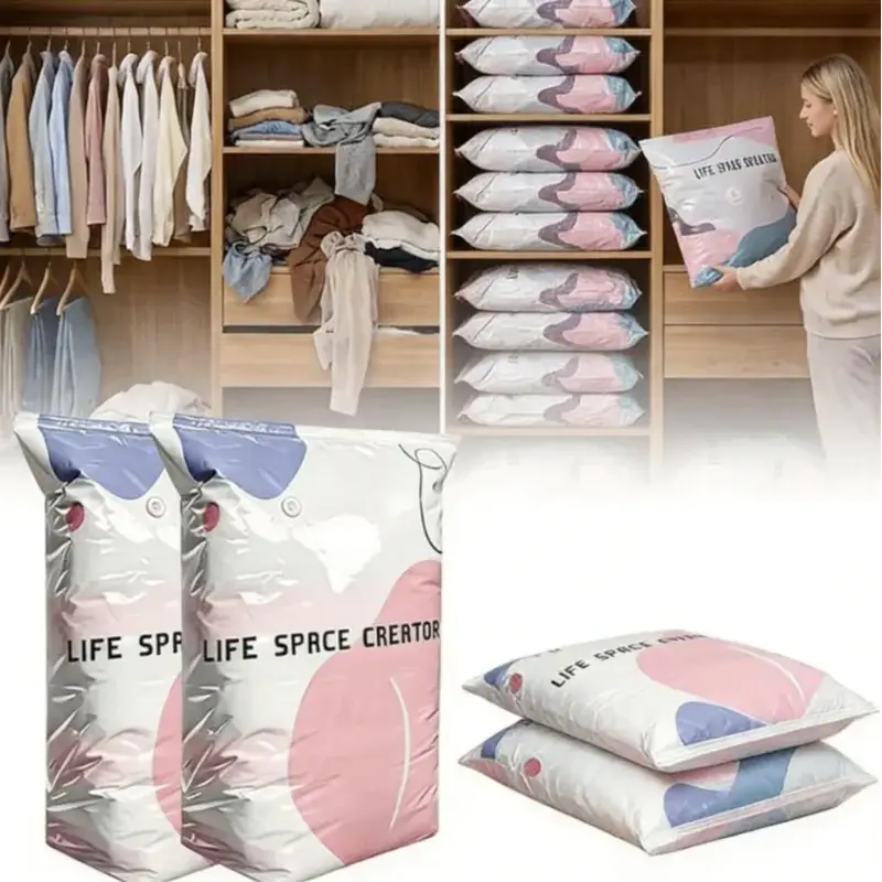 Weiße und rosafarbene Vakuum-Aufbewahrungsbeutel mit abstraktem Muster und blauen Akzenten, beschriftet mit „Life Space Creator“, zur effizienten Aufbewahrung von Kleidung und Quilts.