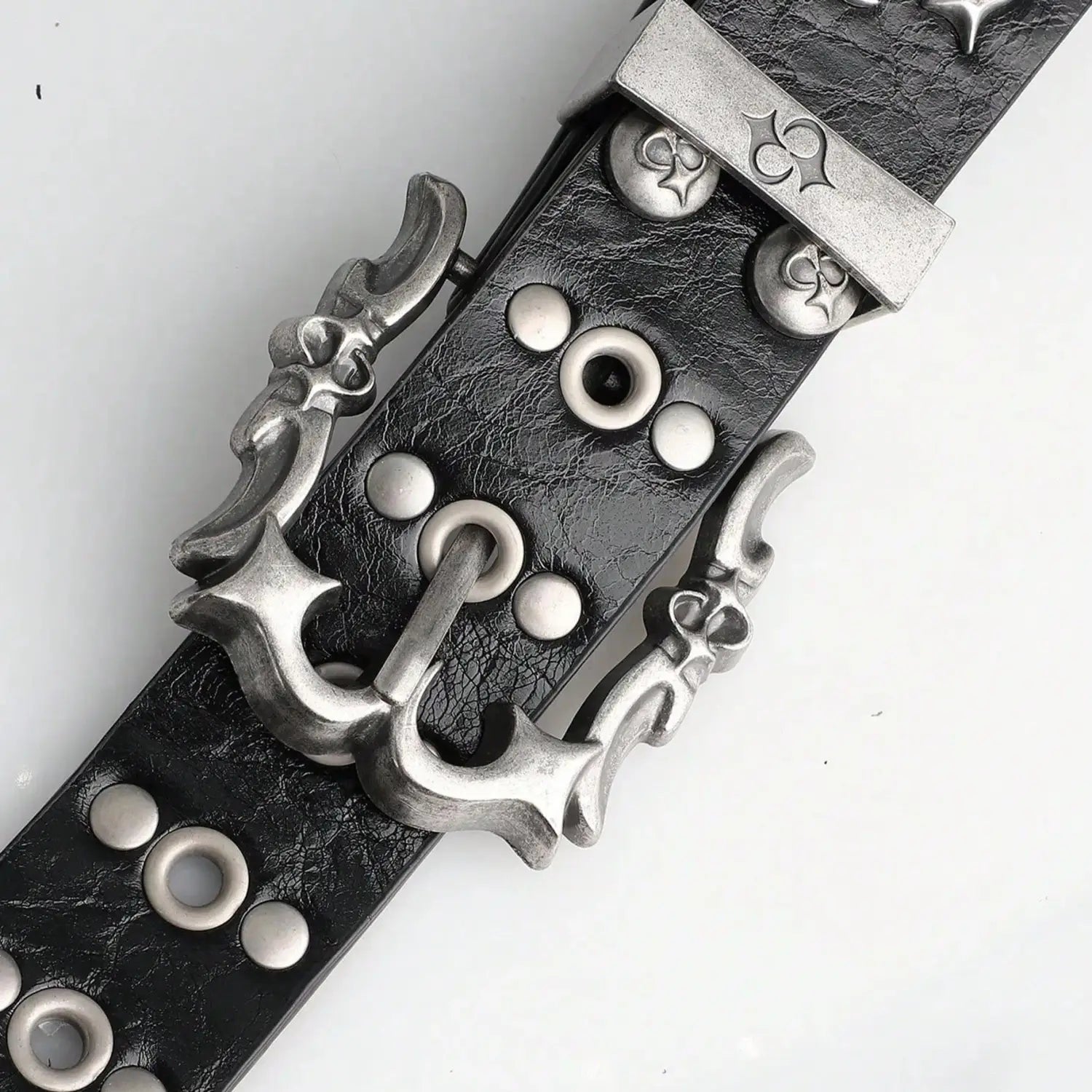 Ceinture en cuir noir style punk rock Y2K, bohème rétro et cloutée, avec crâne à l’aspect argenté, boucle en forme d’ancre et rivets circulaires.