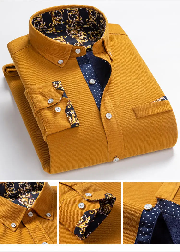 Ein senfgelbes Cord-Casual-Langarmhemd für Herren im Winter mit navyblauem und goldenem, kunstvollem Muster auf dem inneren Kragenfutter und den Taschenklappen, erhältlich in zwei Größen kleiner.