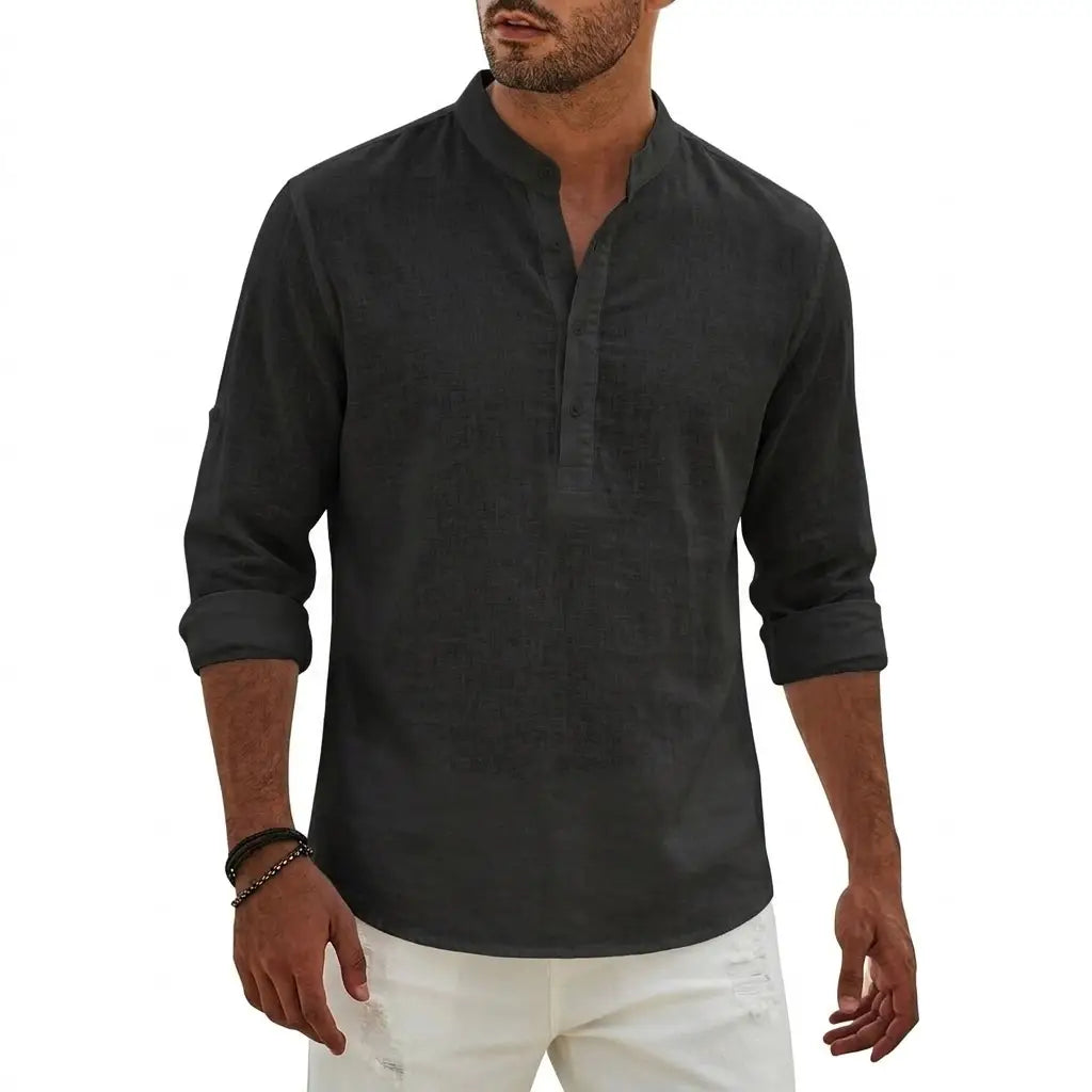 Chemise Henley en lin pour homme noire à manches longues, col mandarin, poignets retroussés et style de haut d’été décontracté.