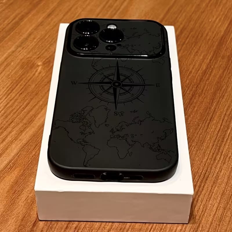 Funda negra mate a prueba de golpes para teléfono iPhone, con el reverso que presenta un detallado mapa mundial y un diseño de brújula.