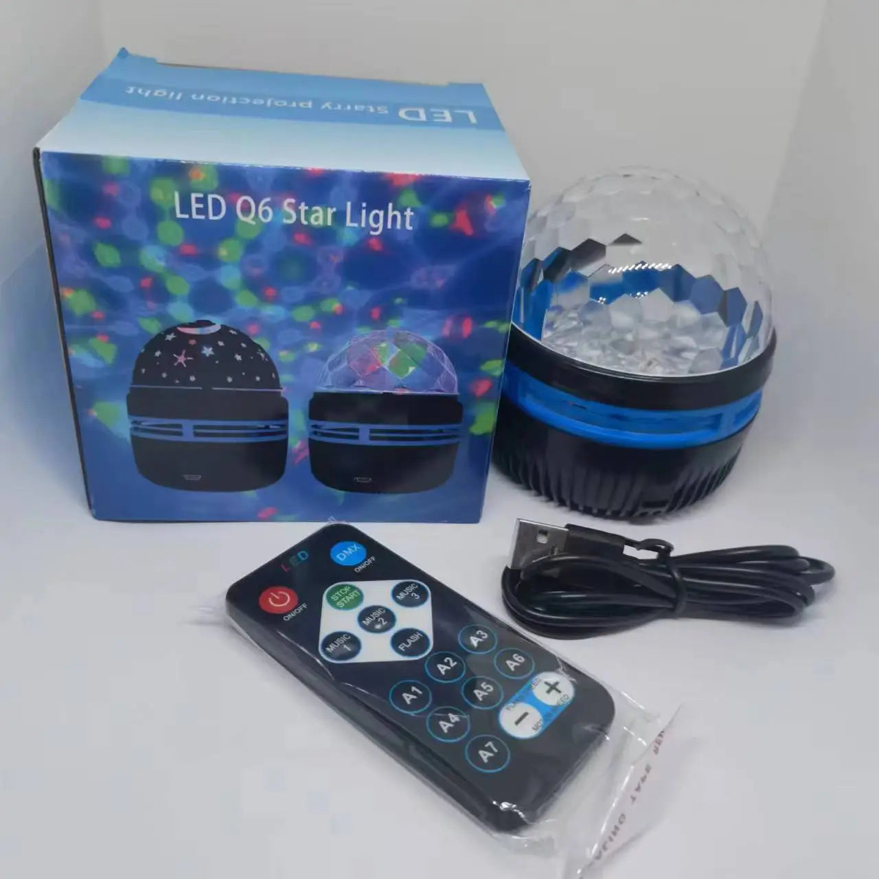 ein blauer und schwarzer LED-Q6- Sternenlicht-Projektor mit facettiertem Kristallkugel-Oberteil, von vorne für einen rotierenden Nordlichter-Projektor mit Fernbedienung und Lichteffekten gezeigt