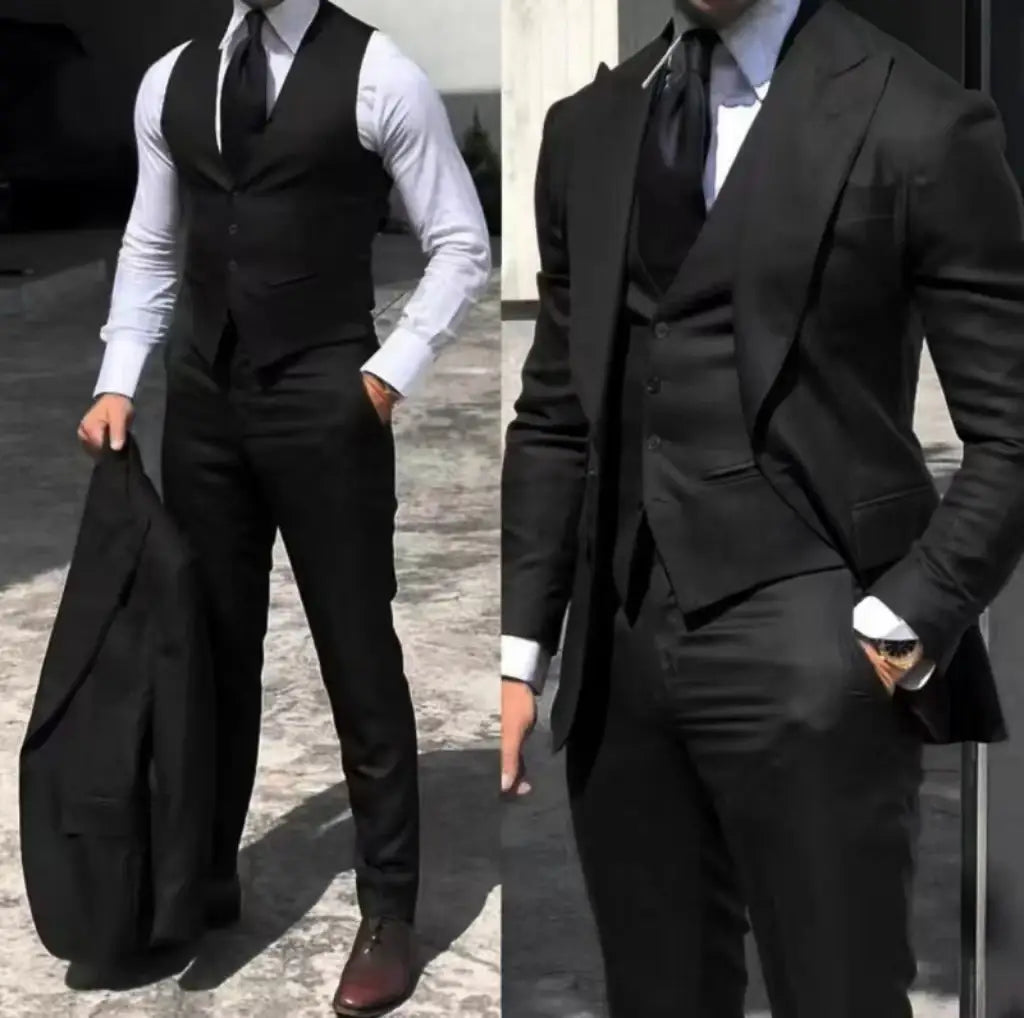 Smoking trois pièces ajusté pour homme en noir, avec une coupe ajustée et un gilet assorti, présentant le tour de poitrine et un type de fermeture par boutons.