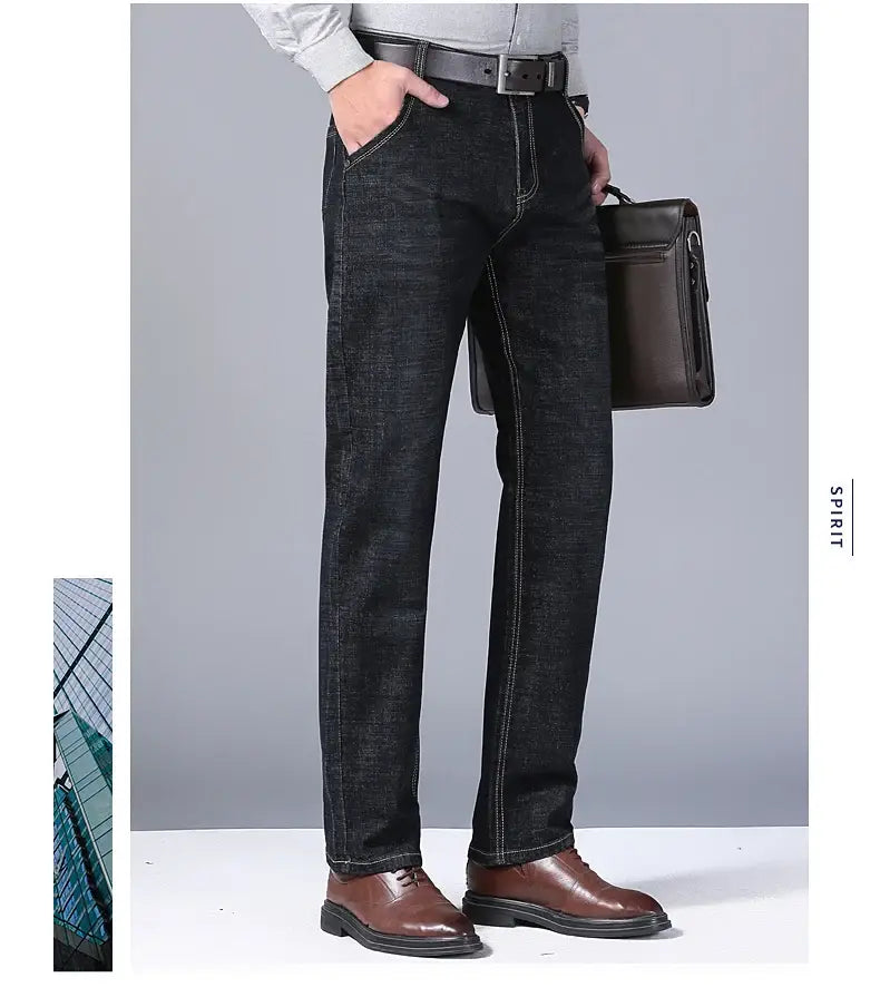 Jeans en denim extensible à coupe slim pour hommes en lavage foncé, avec des surpiqûres blanches contrastantes et une coupe droite classique.