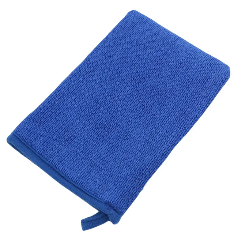 Guante de limpieza azul de microfibra texturizada con correa de muñeca con bucle, utilizado como toalla auto de detallado automotriz con arcilla mágica.