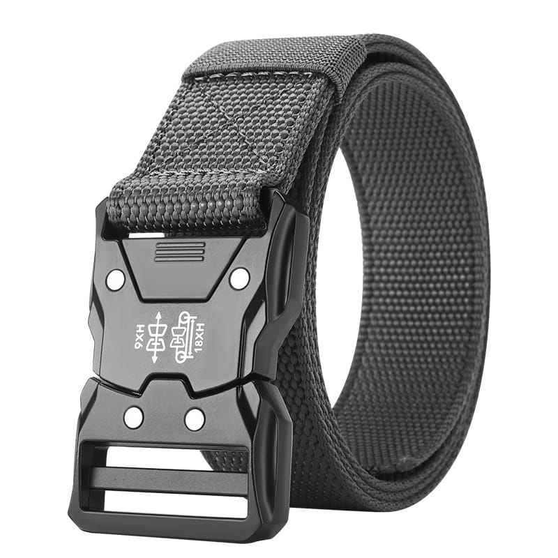 Ceinture tactique noire en toile avec sangle en tissu tissé durable et boucle métallique angulaire noire mate, comportant des marquages gravés, conçue pour une libération rapide et un tour de taille d’entraînement des hommes.