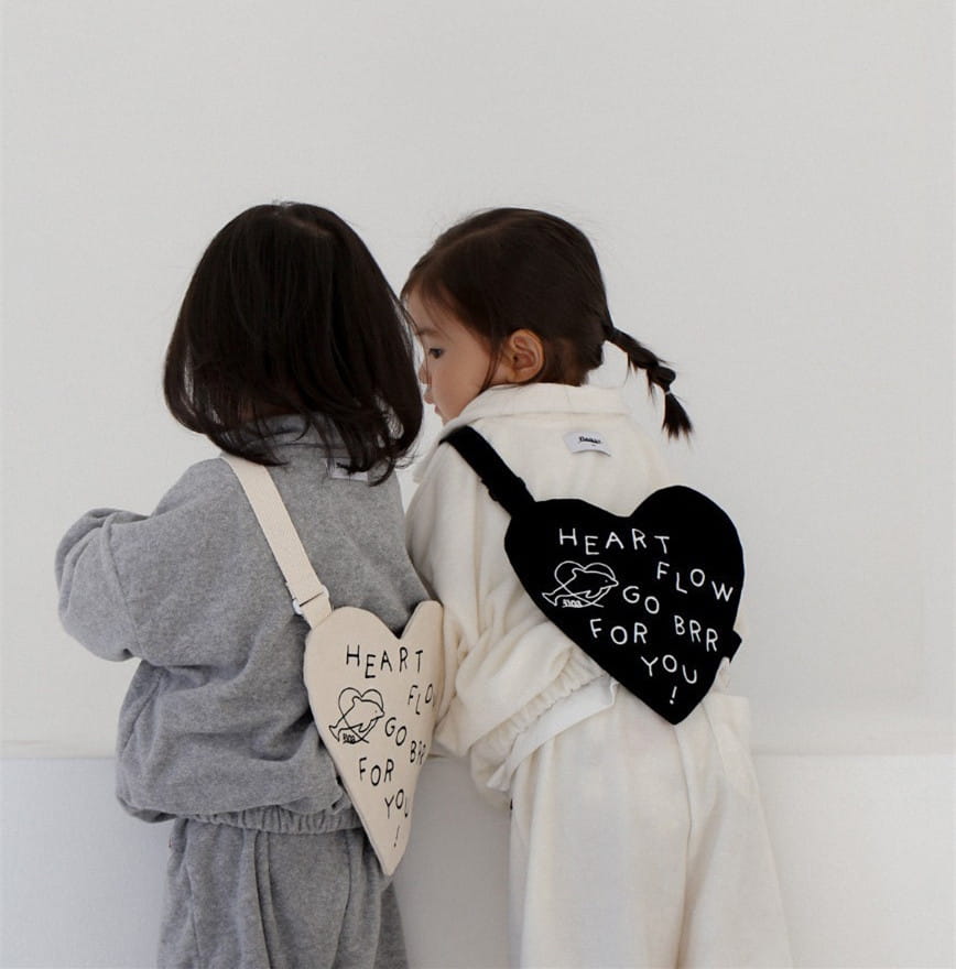 Koreanische Kinder-Umhängetaschen mit Herz-Crossbody in Creme und Schwarz mit herzförmigen Designs und weißer Beschriftung.