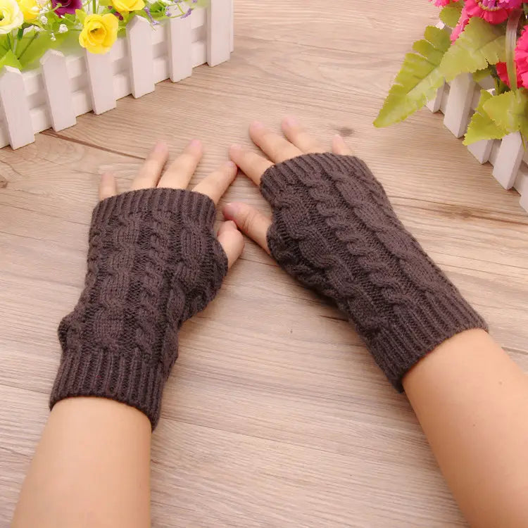 Braune, gestrickte fingerlose Handschuhe mit Zopfmuster, für Frauen entworfen, für Wärme und Stil während des Winters.