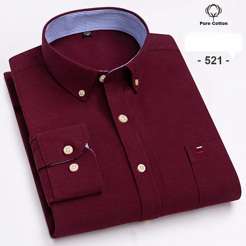 Chemise habillée Oxford en coton 100 % pour hommes, coupe slim, bordeaux, avec un tissage texturé discret, boutons de couleur crème et doublure intérieure de col contrastante à rayures bleues et blanches.