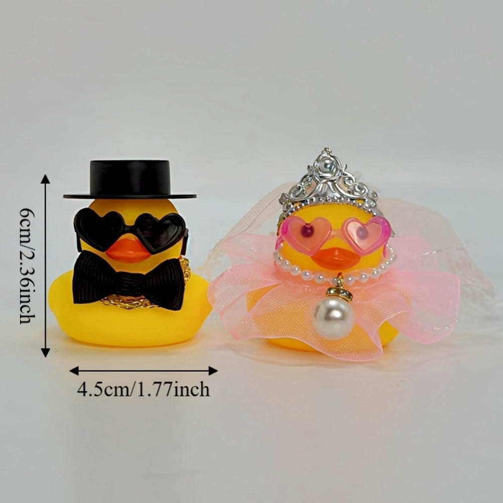 conjunto de adorno de pareja de patitos de goma para boda con patitos amarillos de goma que representan al novio con accesorios negros: sombrero de copa y pajarita, y a la novia con tul rosa, diadema plateada, gafas con forma de corazón y collar de perlas.