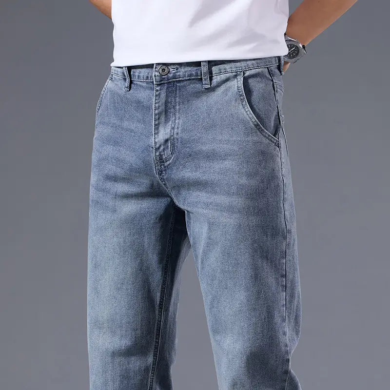 Jeans en denim clair rétro délavés coupe droite ample pour hommes, avec une coupe décontractée et des détails de surpiqûres classiques.